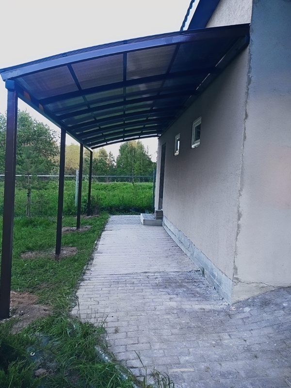 Навес пристрой к дому с кровлей из поликарбоната
