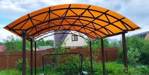 Навес для дачи с кровлей из оранжевого поликарбоната