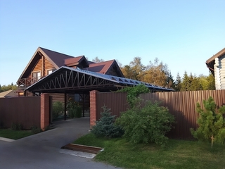 Двускатный навес из металлочерепицы для стоянки авто в доме