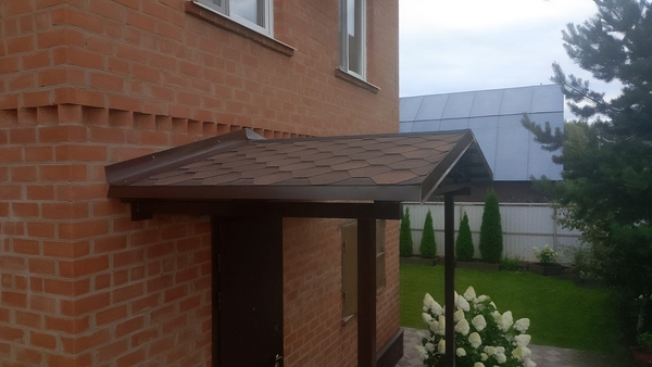 Навес над крыльцом с кровлей из металлочерепицы